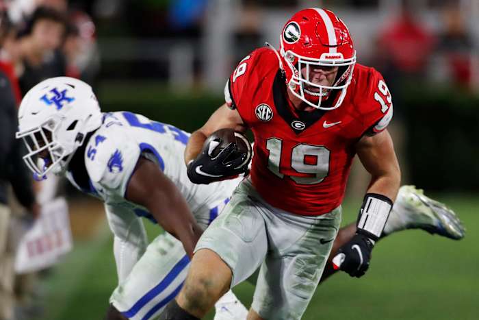 Georgia tight end Brock Bowers (19) drives down the field after pulling in a pass from Georgia quarterback Carson Beck (15) during the second half of a NCAA college football game against Kentucky in Athens, Ga., on Saturday, Oct. 7, 2023.